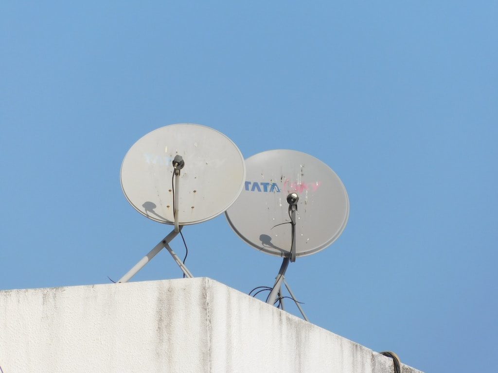 Dwie anteny telewizyjne na dachu