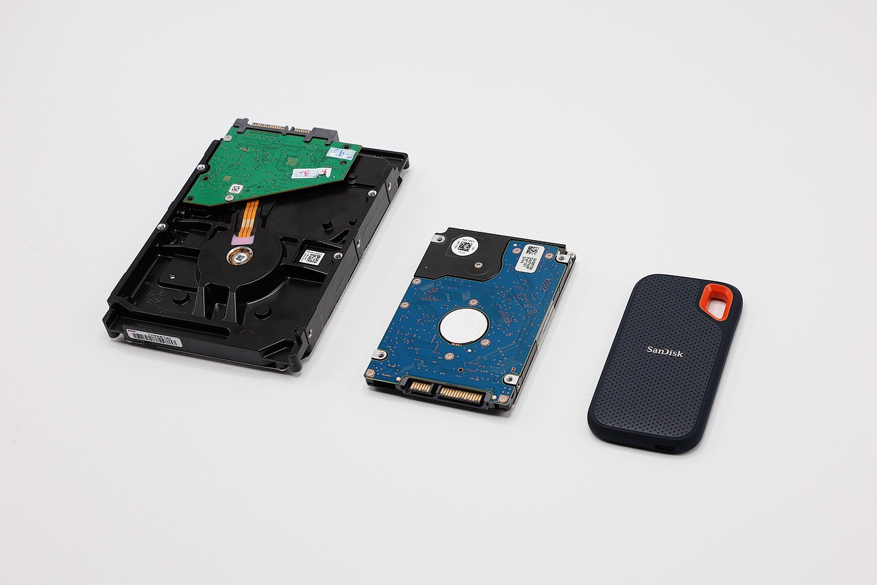Porównanie dysku talerzowego HDD, mniejszego dysku HDD oraz zewnętrznego dysku SSD