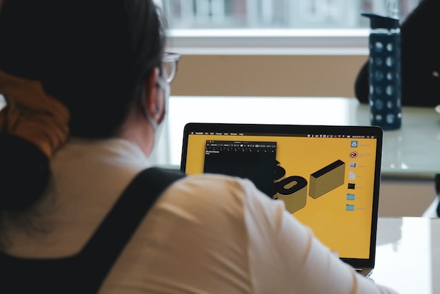 kobieta pracująca na laptopie