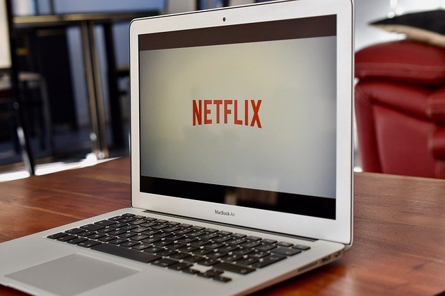 Włączony laptop z Netflixem
