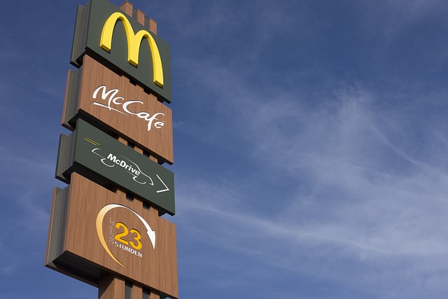 Szyld restauracji McDonalds, pod nim napis McCafe i McDrive