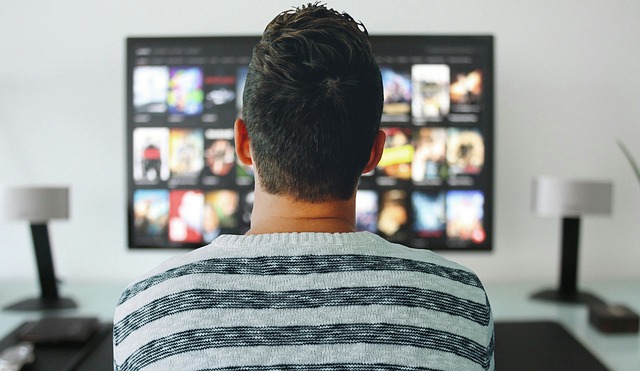 Chłopak oglądający tv