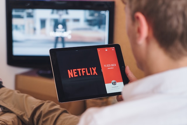 oglądanie netflixa na tablecie