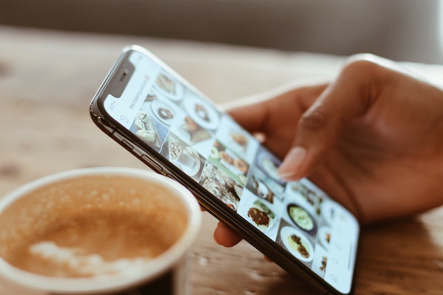 smartfon w ręce