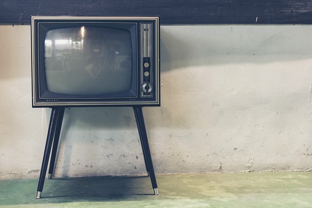 telewizor kineskopowy na nóżkach
